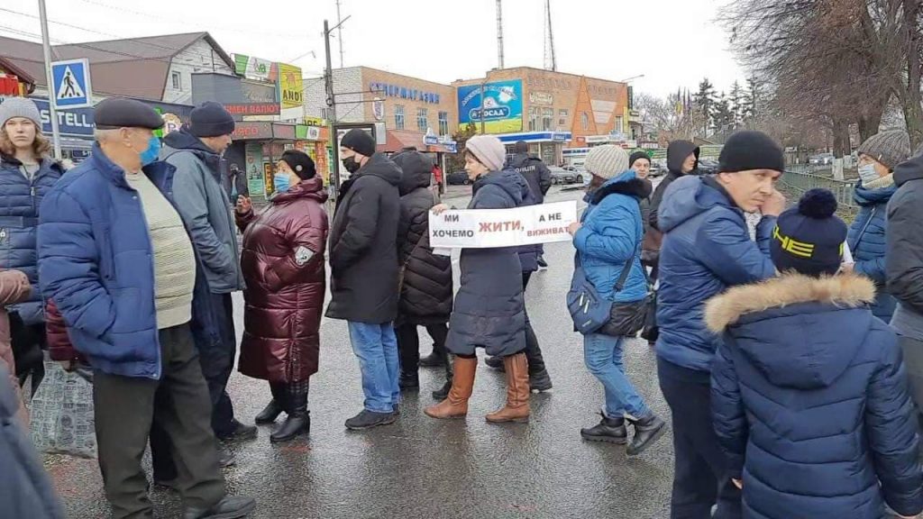 На Харьковщине 80 человек перекрывали дорогу из-за газовых тарифов (фото, видео)