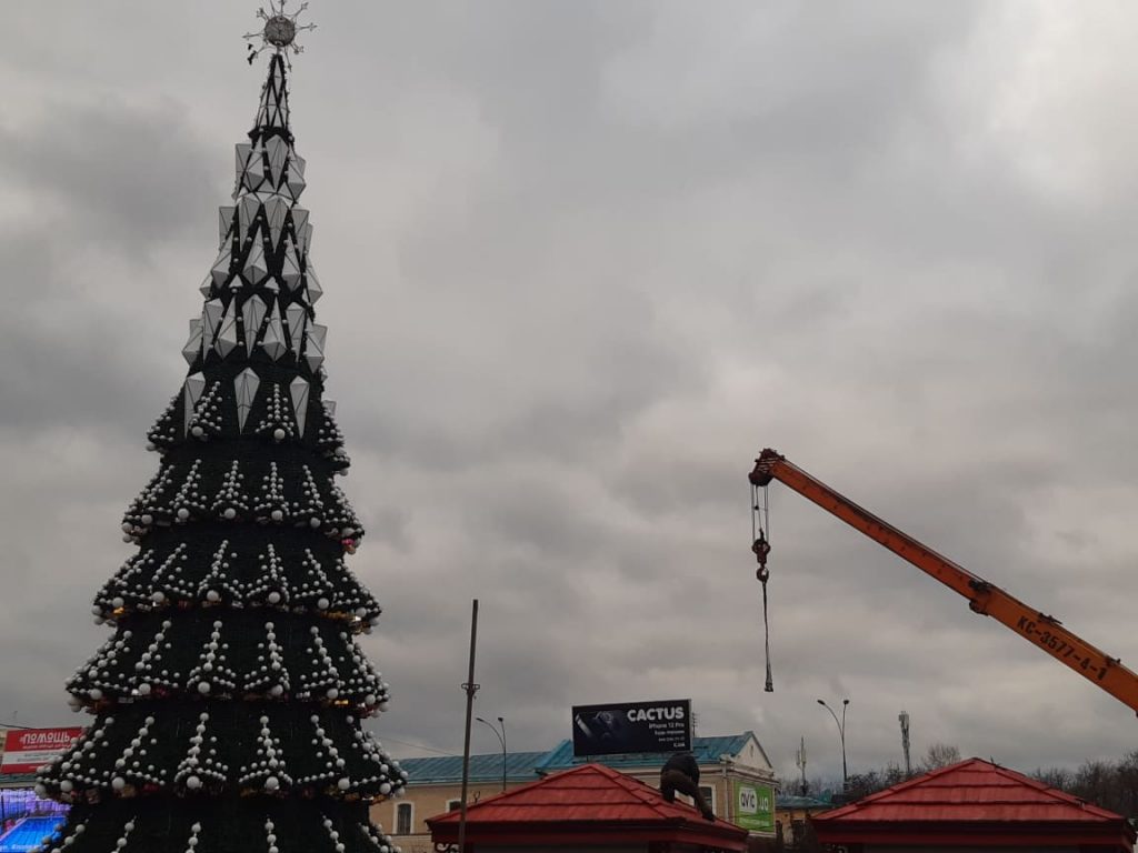 На площади Свободы демонтируют новогодние декорации (фото)
