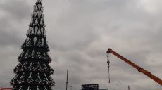 На площади Свободы демонтируют новогодние декорации (фото)