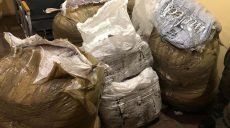 В Харьковской области задержали двух мужчин, которые везли в РФ семь пакетов с одеждой (фото)