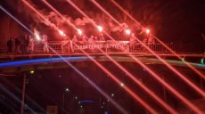 Цветной дым над Харьковом: активисты почтили память Героев Крут (видео)