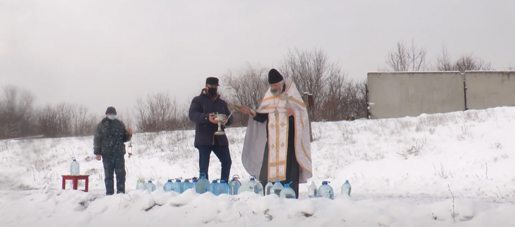 Освячена вода з-під крана та ванна замість ополонки: під Харковом освятили водозабір (відео)