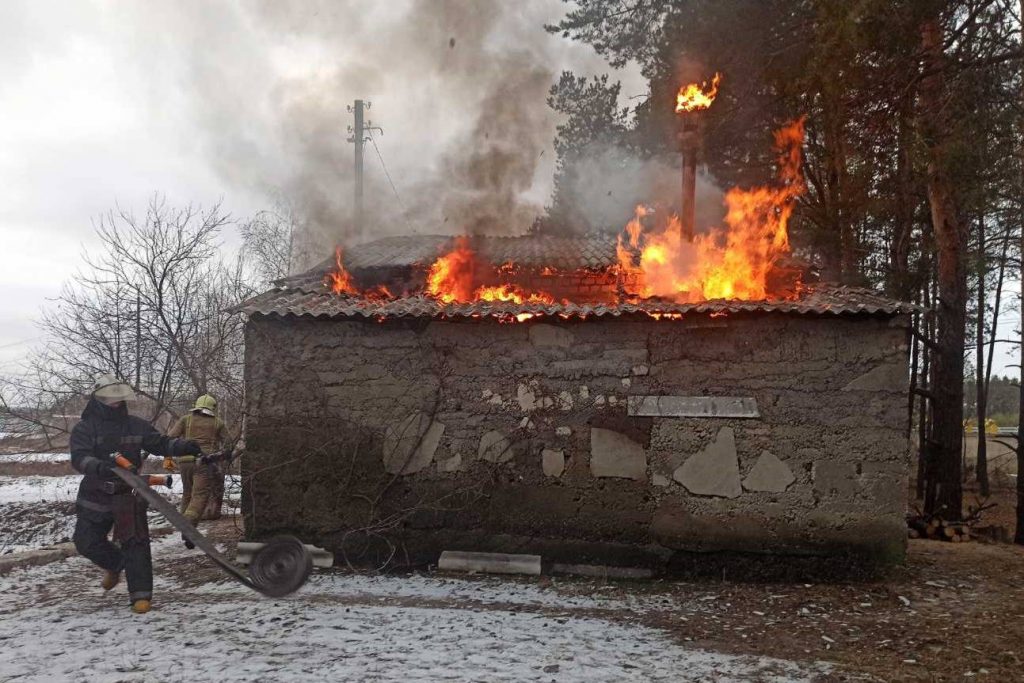 Спасатели ликвидировали пожар в частном домовладении (фото)