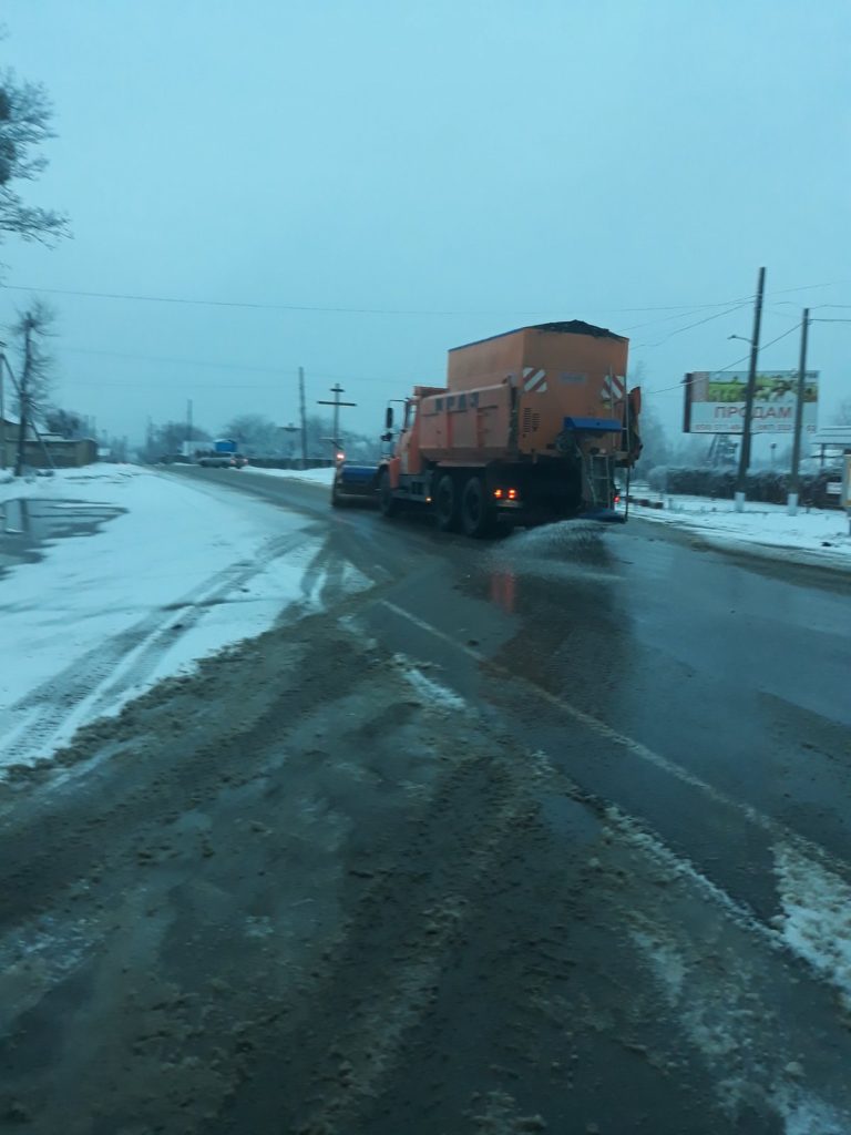 Ситуация на дорогах Харьковщины: мокрый снег, гололедица (фото)