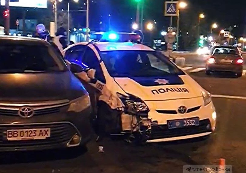 В Харькове патрульный автомобиль попал в аварию (фото)