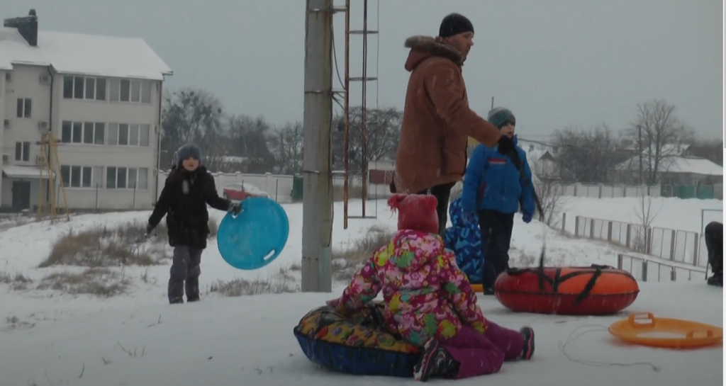 Батько дівчинки, яка розбила голову під час катання на санчатах, розповів про стан дитини (відео)