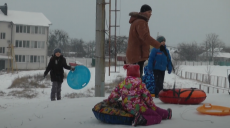 Батько дівчинки, яка розбила голову під час катання на санчатах, розповів про стан дитини (відео)