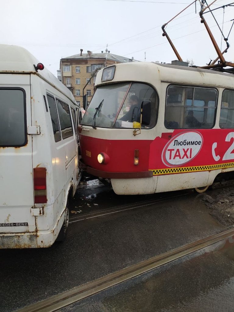 В Харькове микроавтобус не пропустил вперед трамвай (фото)