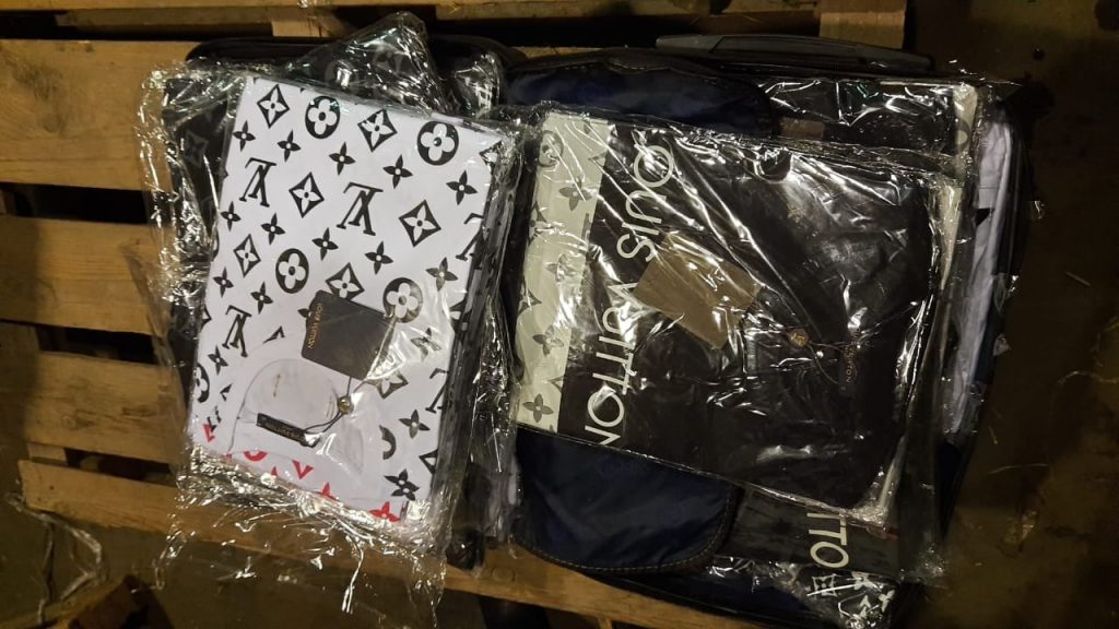 В аэропорту Харькова задержали партию брендовых футболок