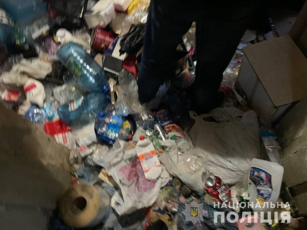 Горы мусора, крысы и тараканы: в Харькове трое детей жили в полной антисанитарии (фото)