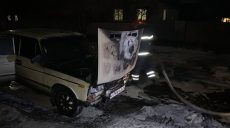 На Харьковщине автомобиль сгорел возле гаража (фото)