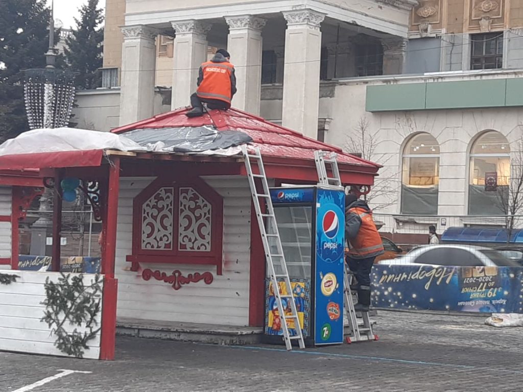 На площади Свободы в Харькове разбирают ярмарочные павильоны (видео, фото)