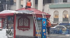 На площади Свободы в Харькове разбирают ярмарочные павильоны (видео, фото)