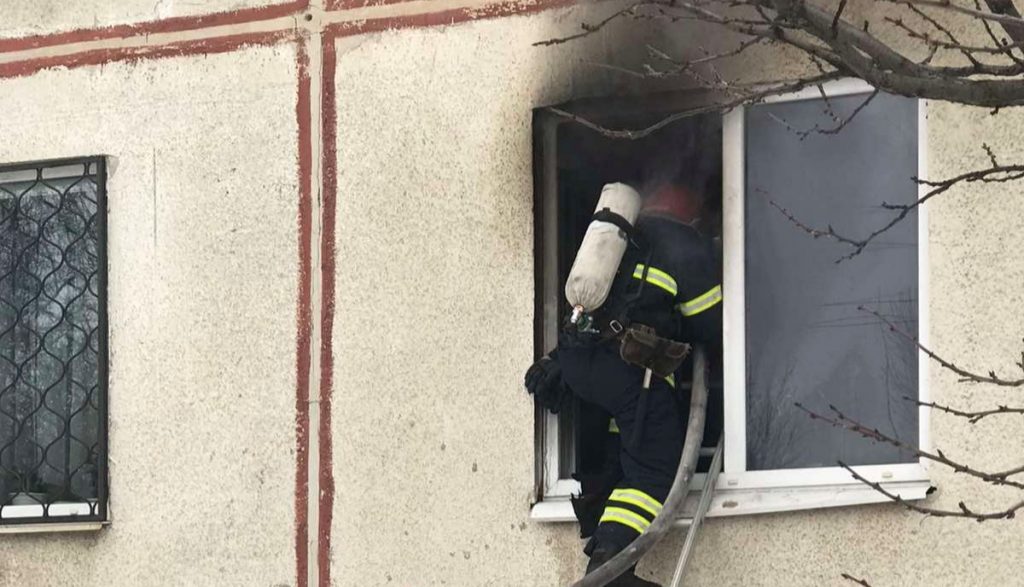 На Харьковщине из горящей многоэтажки спасли подростков (фото)