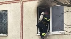 На Харьковщине из горящей многоэтажки спасли подростков (фото)