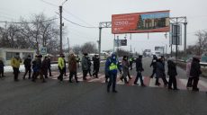Харьковчане продолжают перекрывать дороги из-за тарифов (фото)