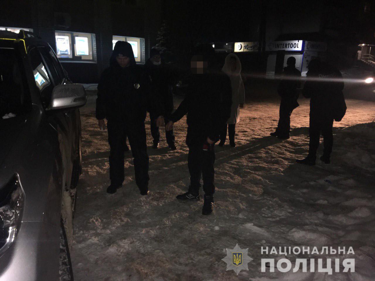 Возле банка ограбили клиента (фото)