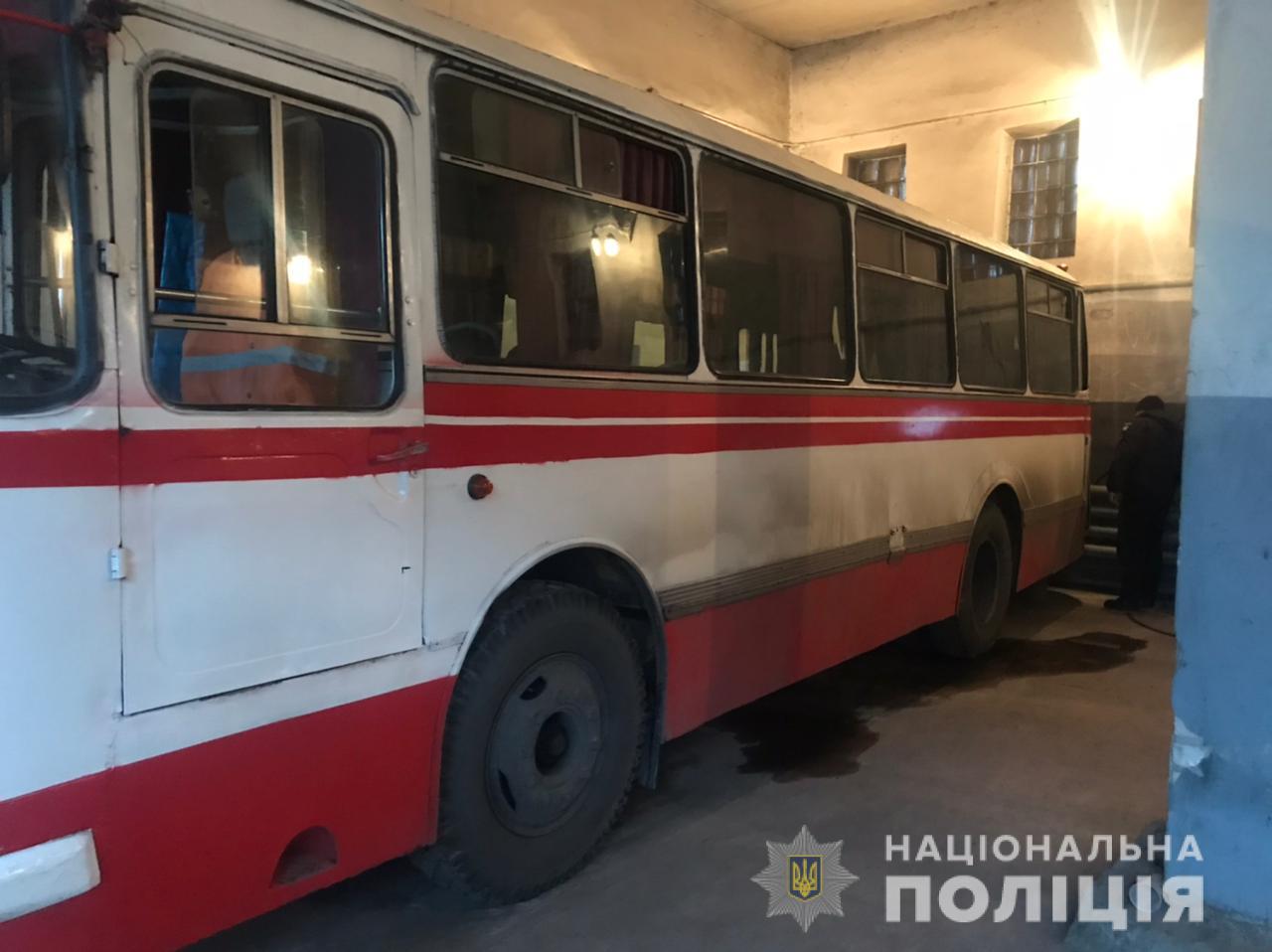 Водителя едва не задавил собственный автобус (фото, подробности)