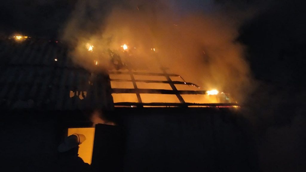 В Люботине сгорел автомобиль в гараже (фото)