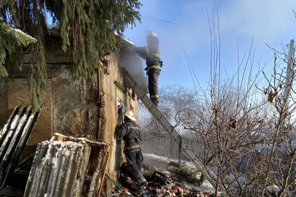 Холода: дома харьковчан снова стали гореть из-за неисправных печей (фото)