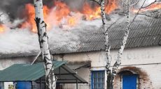 На Харьковщине местные жители самостоятельно вытащили автомобили из горящего гаража (фото)
