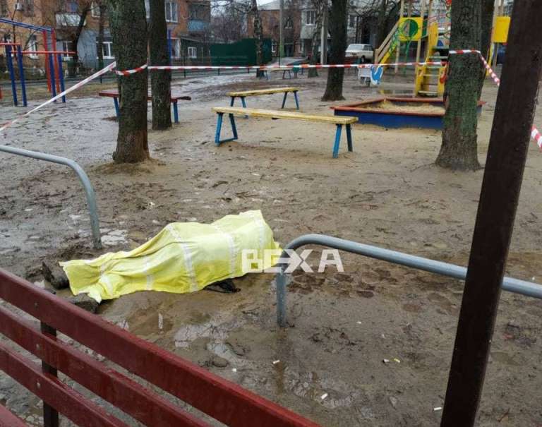 В Харькове на детской площадке лежит мертвый человек (фото)