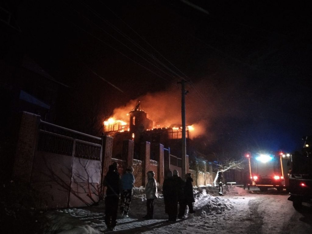 Спасатели шесть часов тушили пожар в коттедже на Харьковщине (фото)