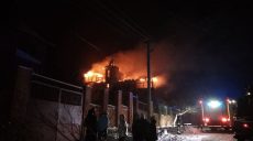Спасатели шесть часов тушили пожар в коттедже на Харьковщине (фото)
