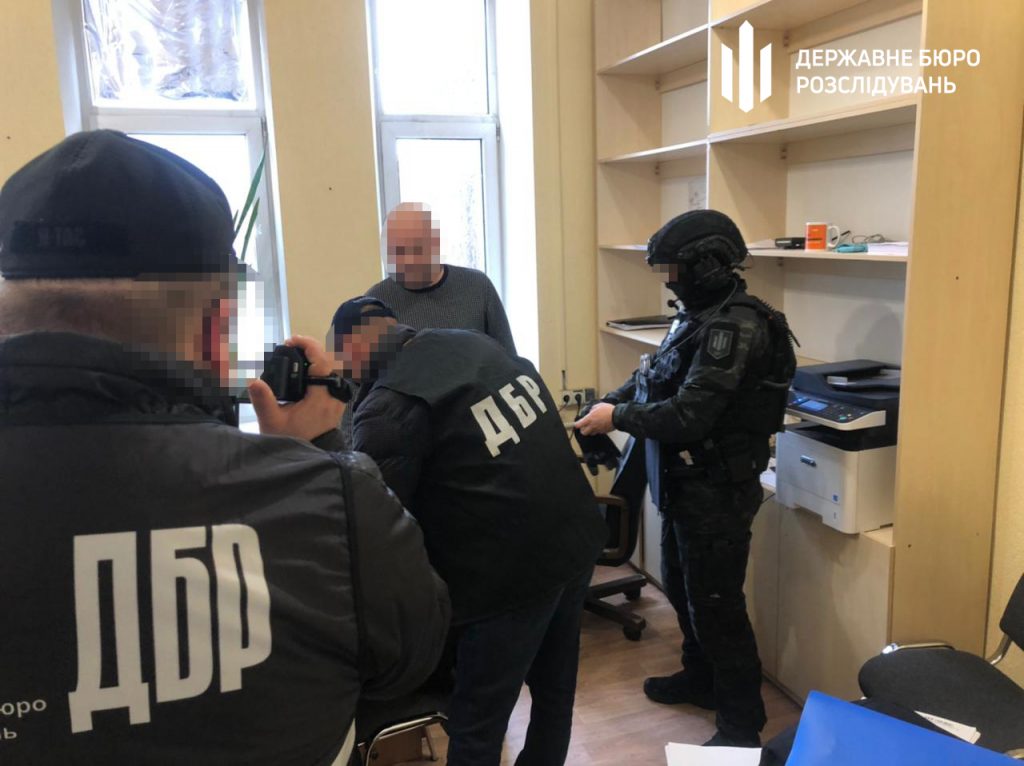 Сотрудника ГУ ГФС в Харьковской области задержали при получении взятки