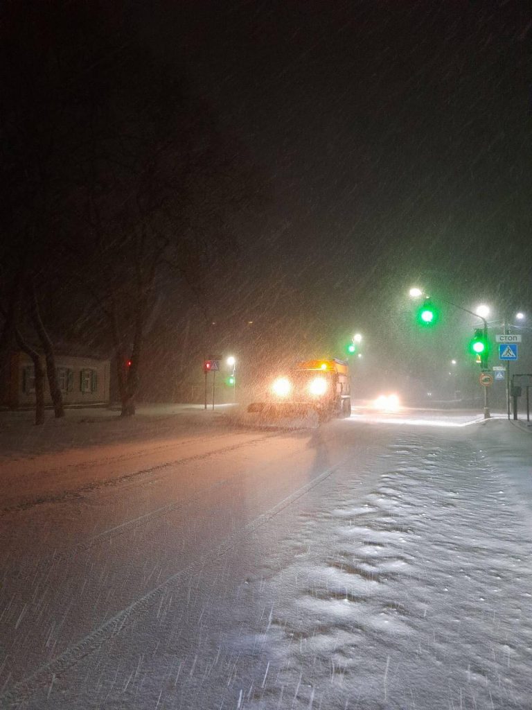 Ситуация на дорогах: снег продолжает падать на всей Харьковщине (видео, фото)