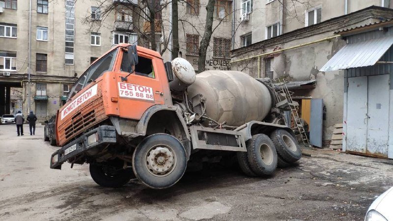 В центре Харькова грузовик с бетоном провалился под асфальт