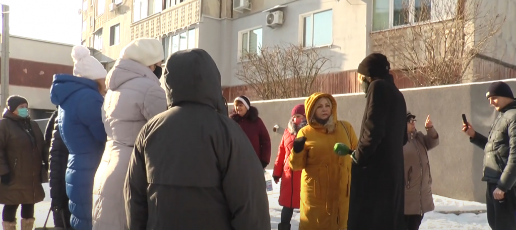 Від 10 до 15 градусів: мешканці Павлового Поля п’ятий день мерзнуть у квартирах (відео)