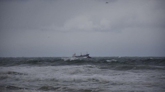 Поиски украинских моряков с затонувшего сухогруза продолжаются