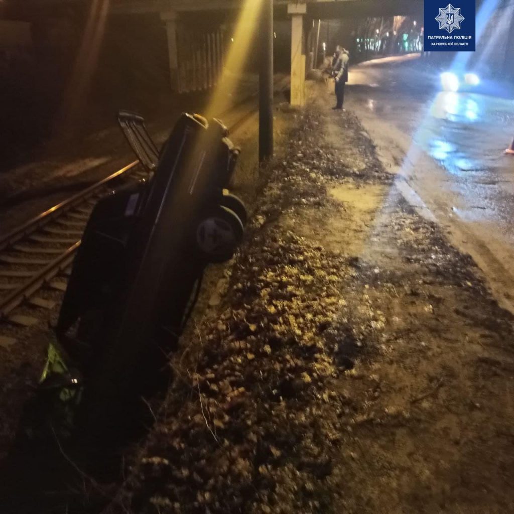 В Харькове легковушка слетела к железнодорожным путям (фото)