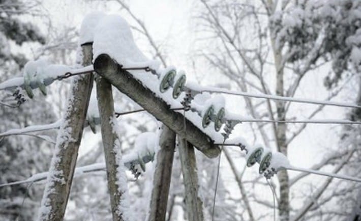 В районах Харьковщины из-за снегопада отключают свет