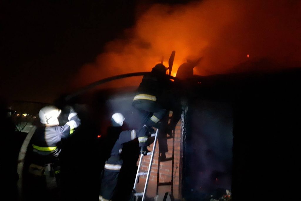 На Харьковщине горел частный дом: муж успел выпрыгнуть в окно, его жена — нет (фото)