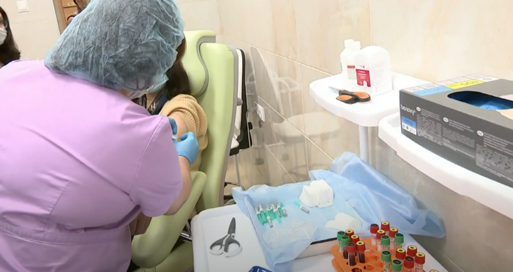 В Україні вакцинуватимуть медиків, військових та соцпрацівників (відео)