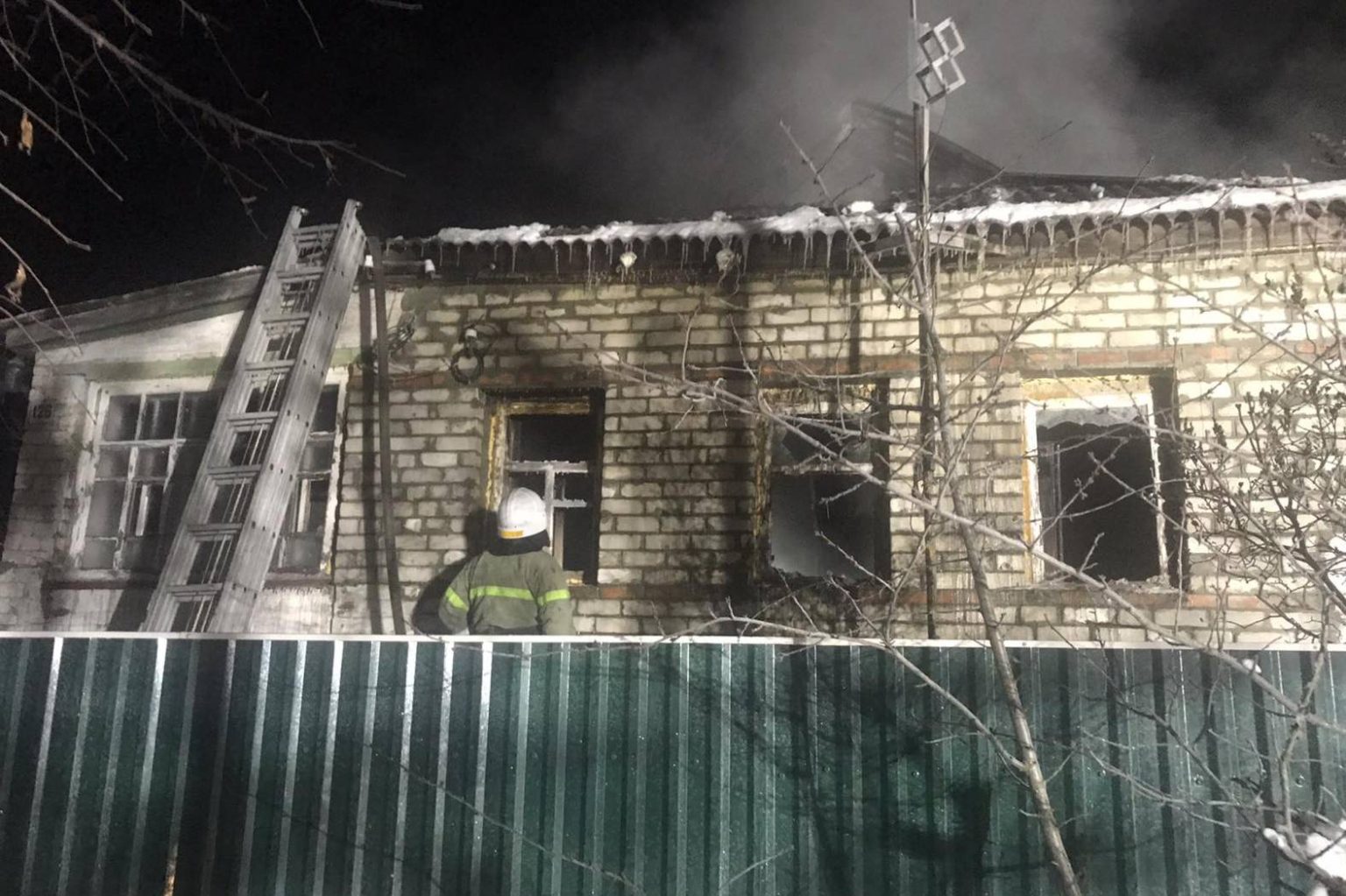 В Купянске два часа тушили пожар в жилом доме (фото)