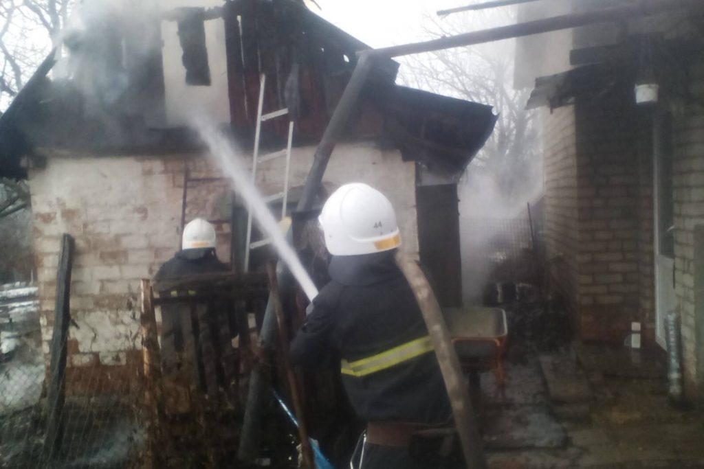 Спасатели ликвидировали пожар в частном домовладении (фото)