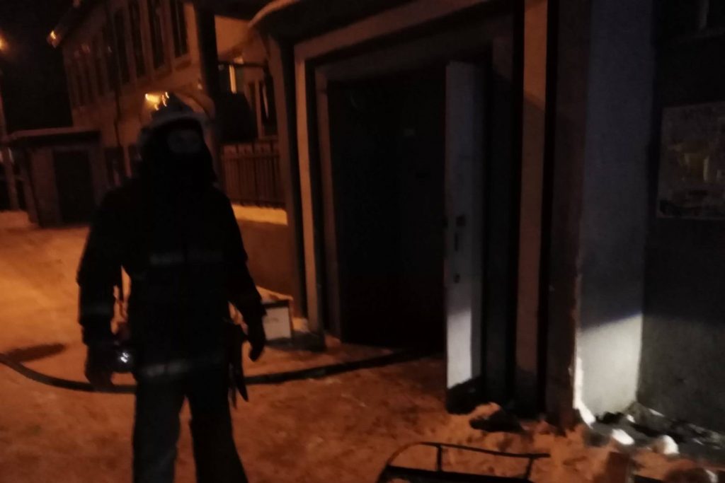 Из-за пожара в Харькове эвакуировали жильцов многоквартирного дома (фото)
