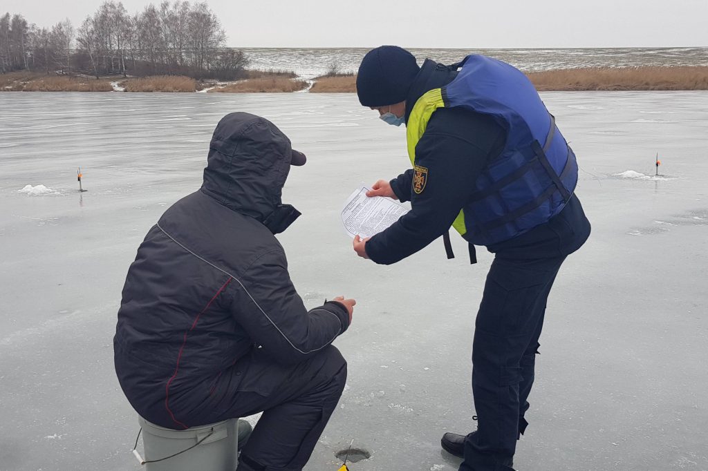 Спасатели нашли рыбаков, потерявшихся на льду Печенежского водохранилища