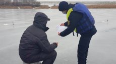 Спасатели нашли рыбаков, потерявшихся на льду Печенежского водохранилища