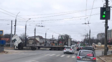 В Харькове на перекрестке развалился грузовик