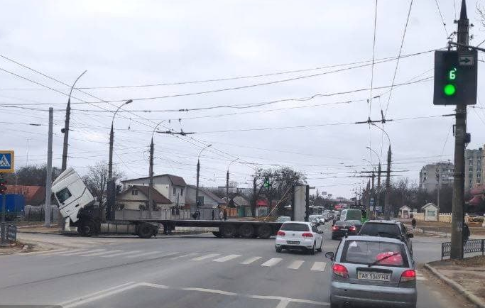 В Харькове на перекрестке развалился грузовик