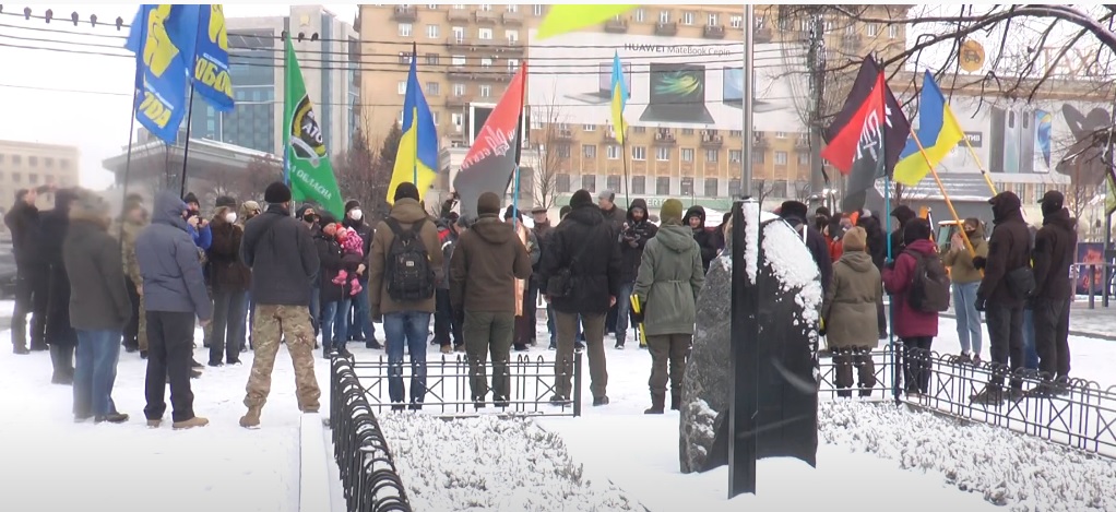 Молитва, квіти та лекція — як на Харківщині вшанували Героїв Крут (відео)