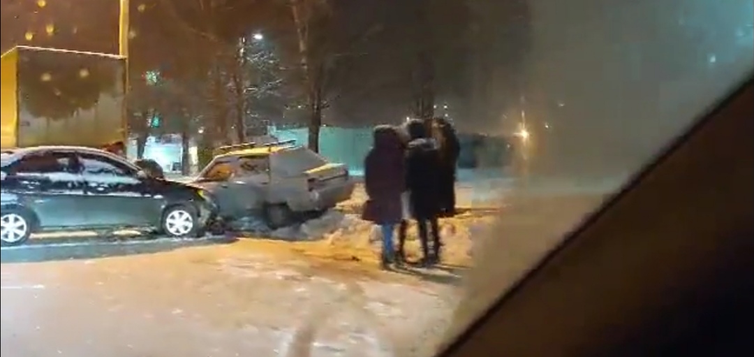 На Алексеевке не поделили дорогу две легковушки (видео)