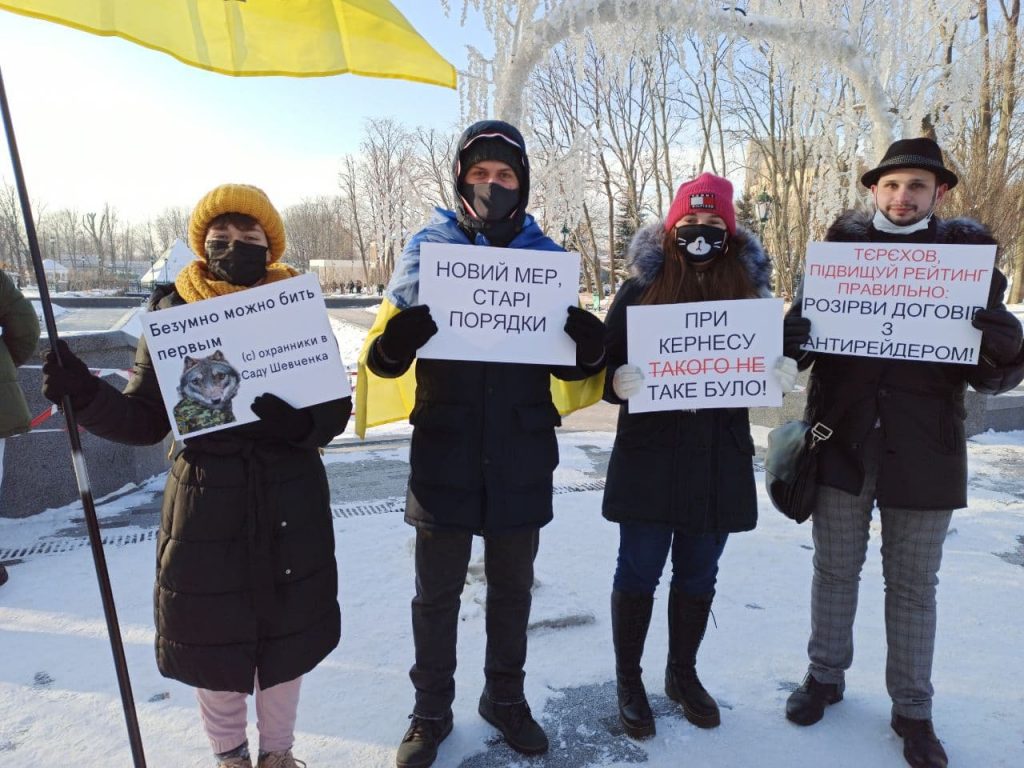 В Харькове вышли на протест из-за избиения иностранца в саду Шевченко (фото)