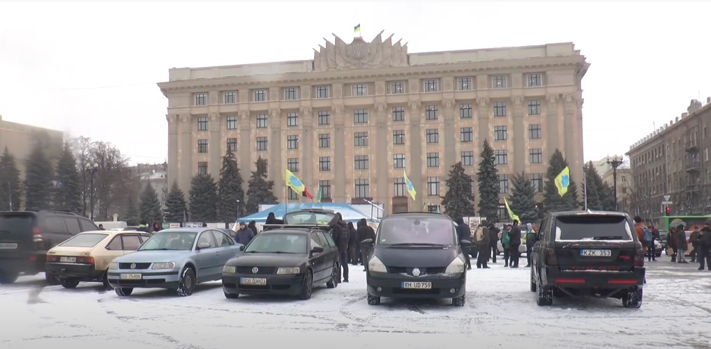 Водії «євроблях» пікетували обласну адміністрацію (відео)