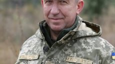 Президент Зеленский впервые наградил украинского генерала оружием