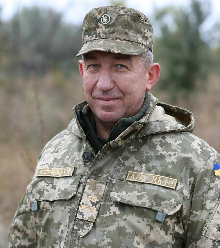 Президент Зеленский впервые наградил украинского генерала оружием